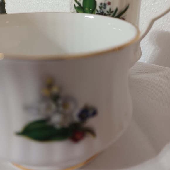 ROYAL WINDSOR ENGLAND FINE BONE CHINA DEMITASSE SUGAR BOWL & CREAMER SET LILIES - Picture 5 of 10